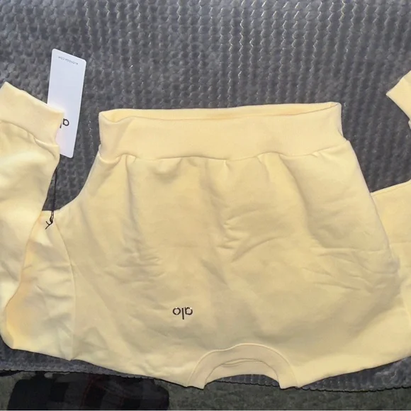 New color drop! Alo Candlelight yellow Accolade Croppd sweatshirt